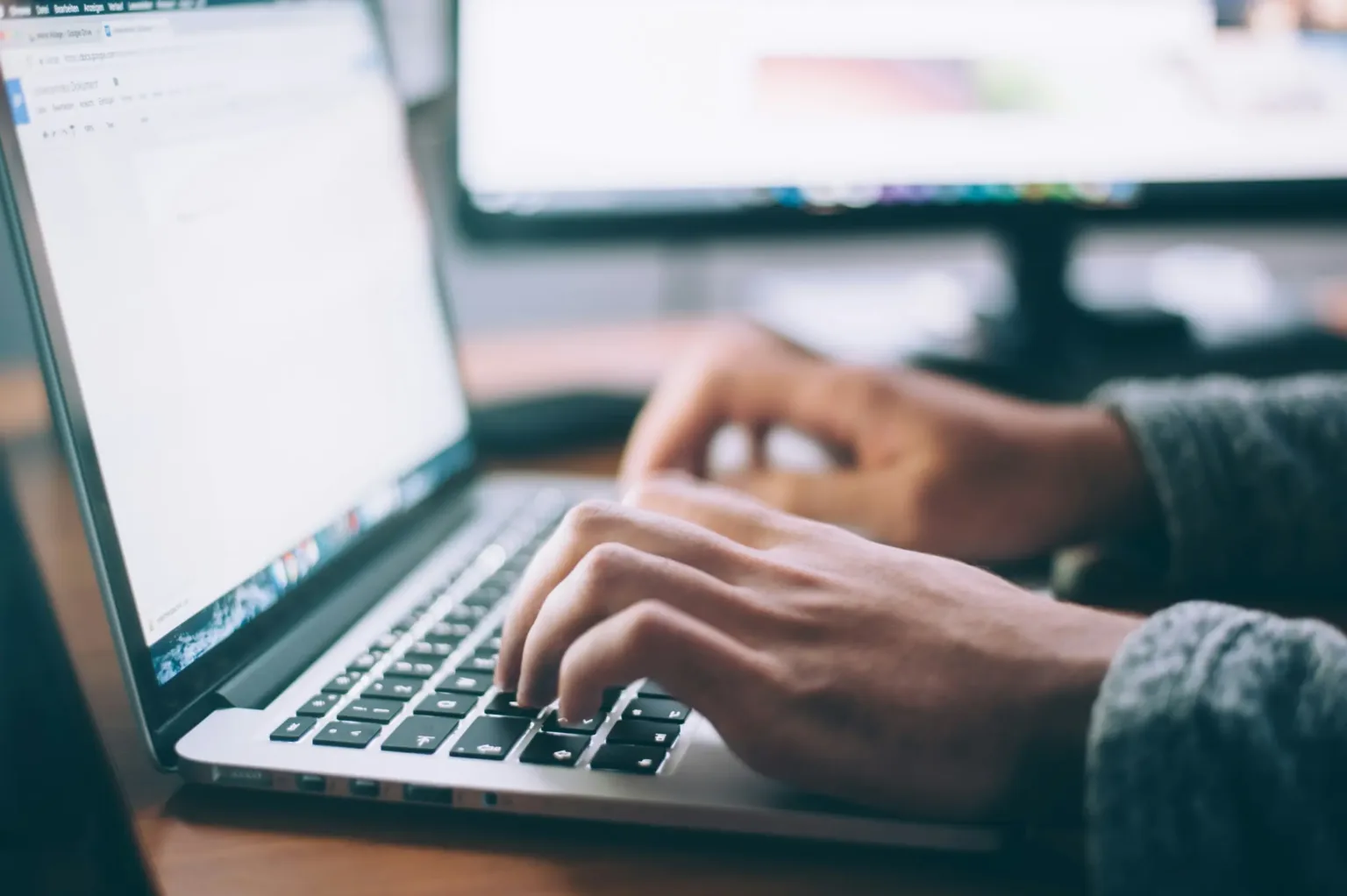 Persona che digita sulla tastiera di un computer