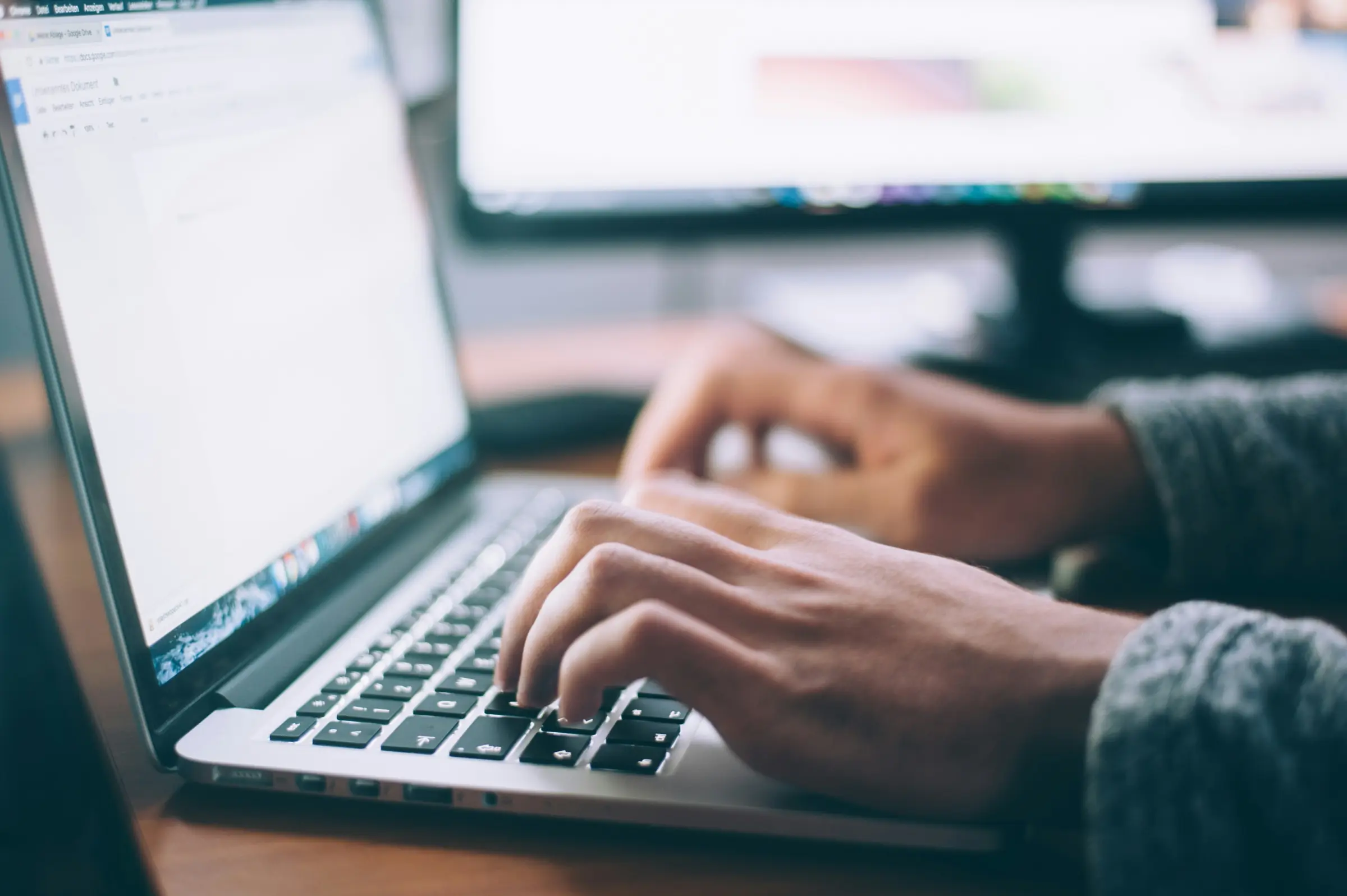 Persona che digita sulla tastiera di un computer